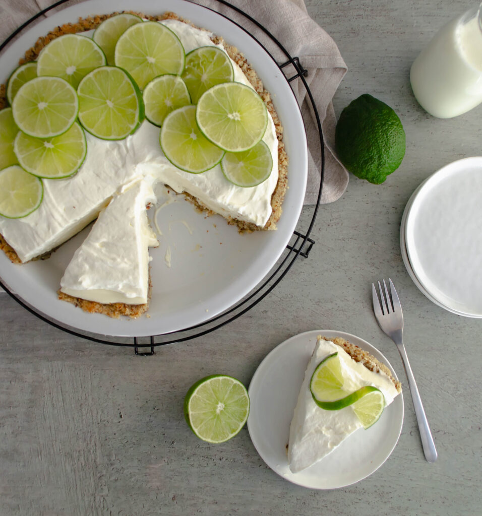 overhead photo of key lime pie garnished with lime slices