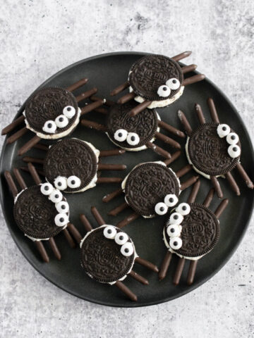 oreo spider on a dark plate