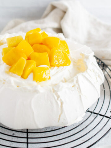 mango pavlova