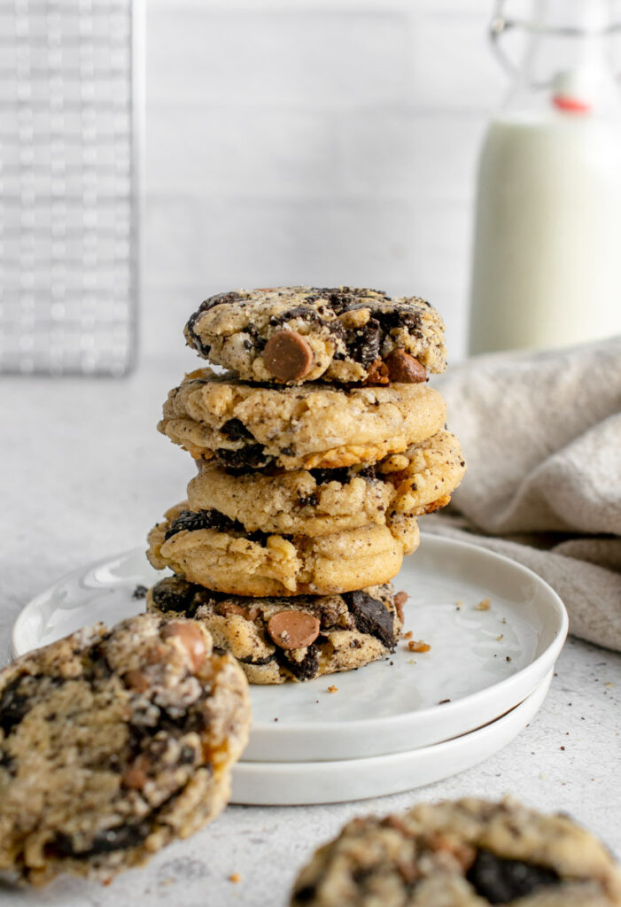 stack of oreo and chocolate chip cookies